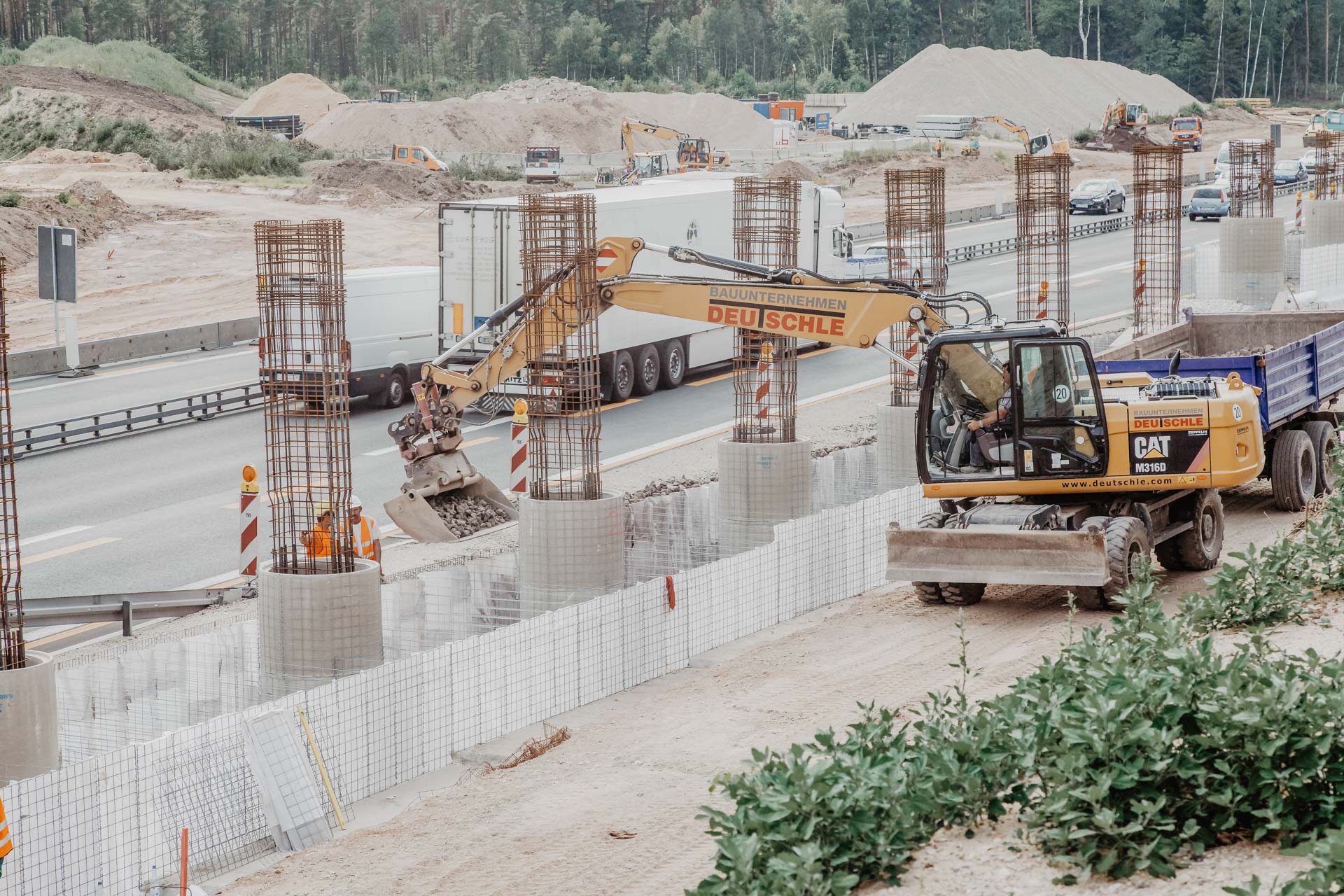 Hoch- und Tiefbau Betonträger an Autobahn